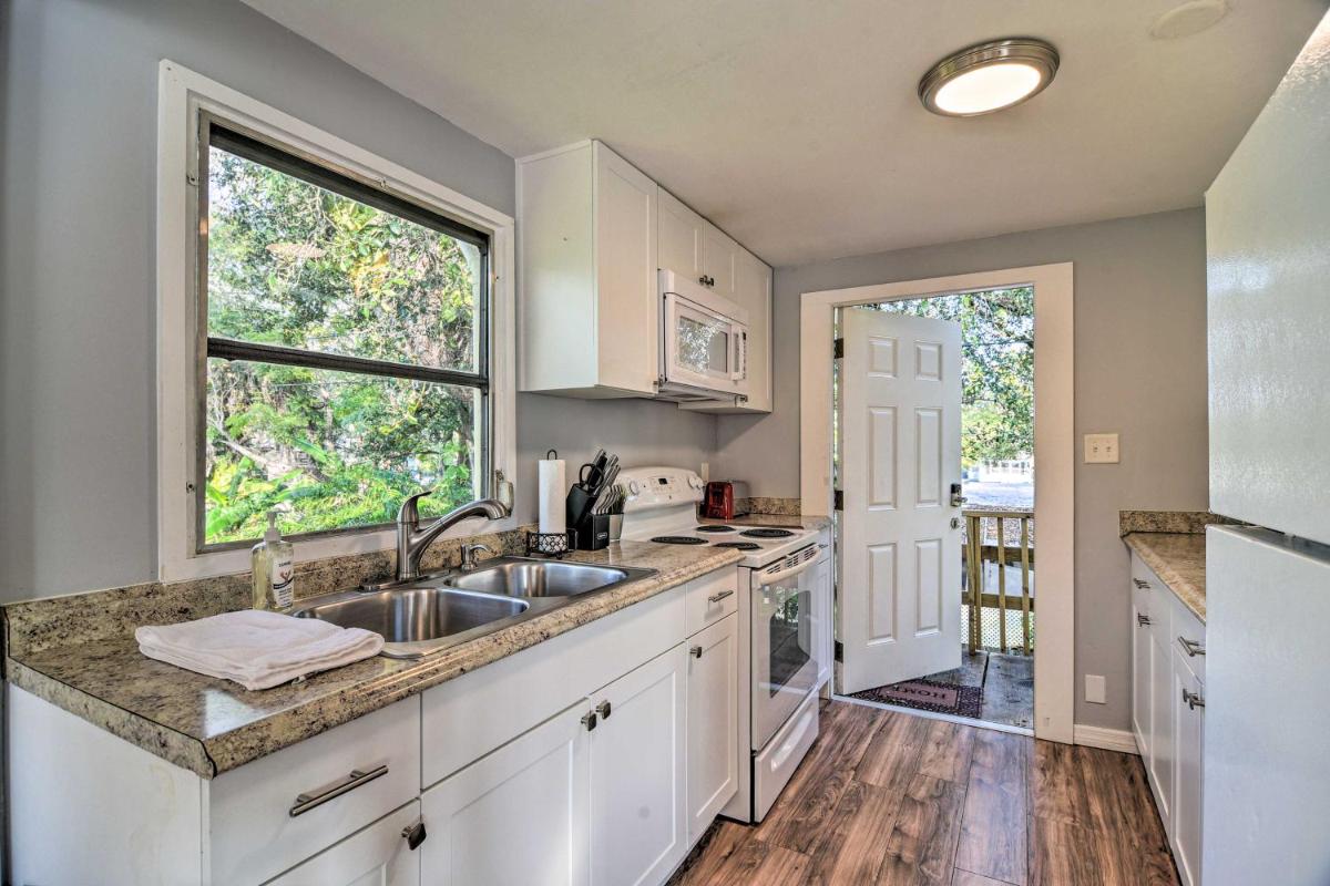 Cozy Beach Apt with Pool 3 Mi to St Pete! - image 2