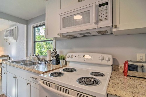 Cozy Beach Apt with Pool 3 Mi to St Pete! - image 4