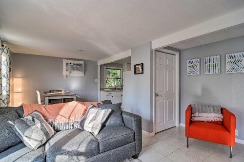 Cozy Beach Apt with Pool 3 Mi to St Pete! - image 8
