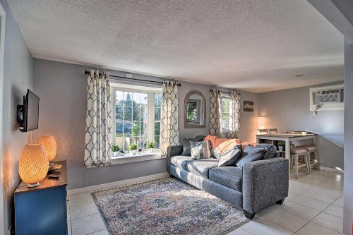 Cozy Beach Apt with Pool 3 Mi to St Pete! - image 9