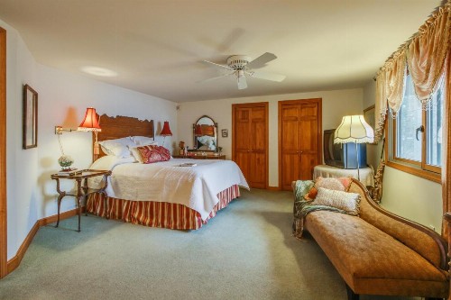 Selah Lakefront Retreat - image 11