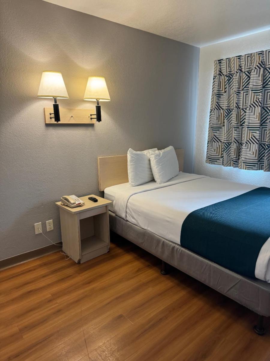 Motel 6-Stanton CA - image 2