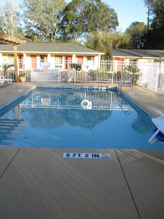 Americas Best Value Inn Starke - image 2