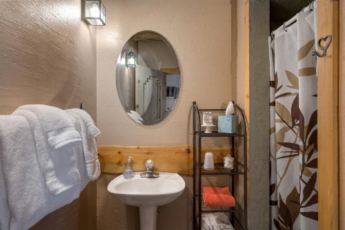 Mariposa Lodge Bed and Breakfast - image 3