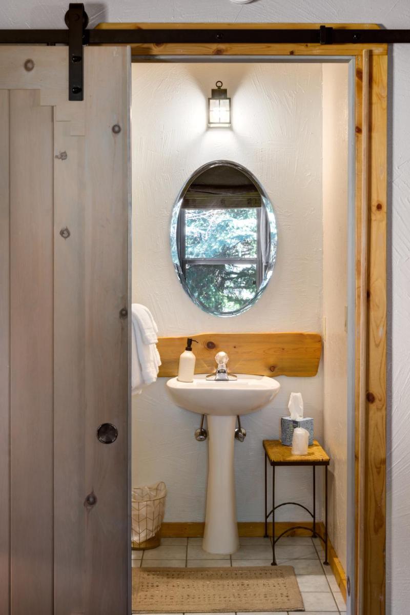 Mariposa Lodge Bed and Breakfast - image 6