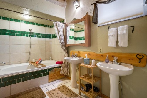 Mariposa Lodge Bed and Breakfast - image 9