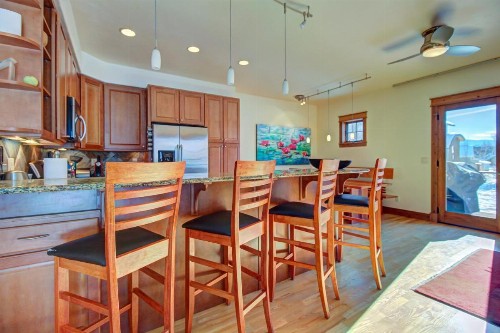 Upscale Majestic Valley Townhome - image 11