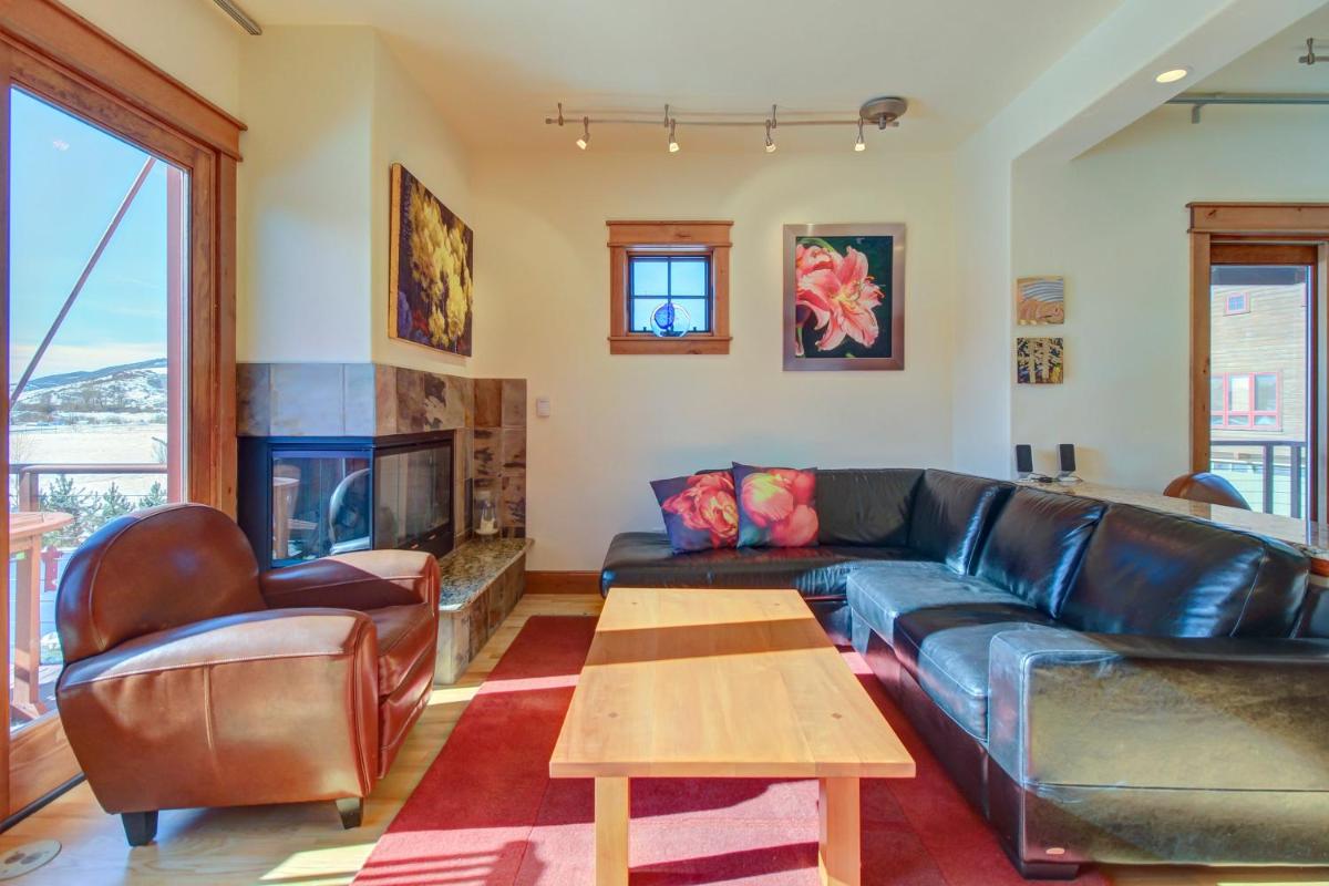 Upscale Majestic Valley Townhome - image 7