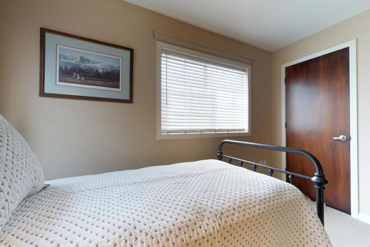 Sun Ray Ski Chalet - image 6