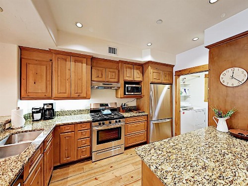 Downtown Gem 2Br/2.5Ba Overlooking The Yampa River Condo - image 6