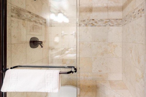 Torian Plum Plaza 401 - image 8