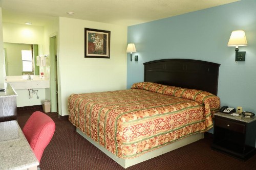 Budget Inn - image 11