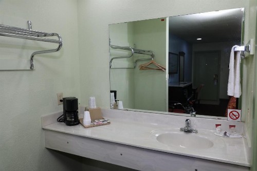Budget Inn - image 4