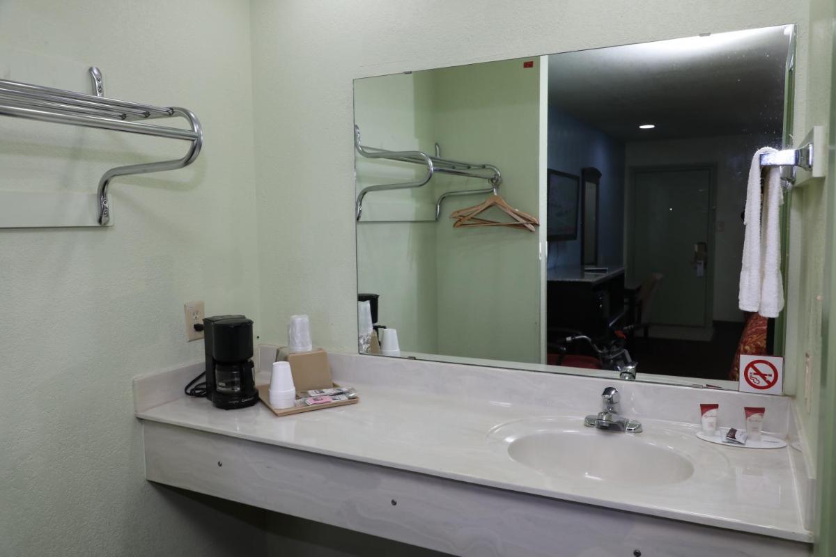 Budget Inn - image 4