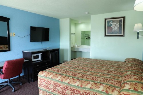 Budget Inn - image 6