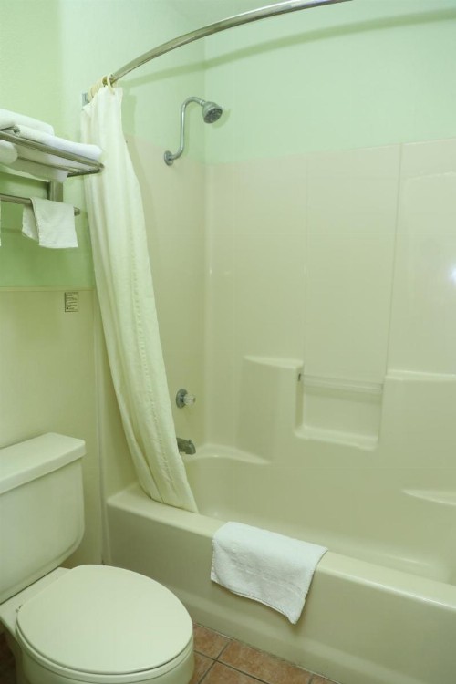 Budget Inn - image 7