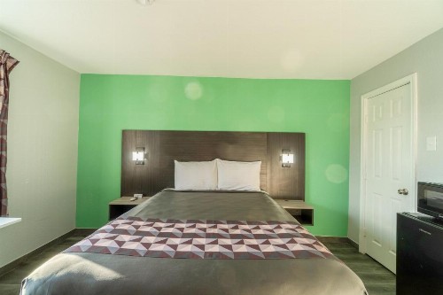 Royal Inn Motel - image 26