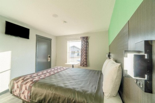 Royal Inn Motel - image 30