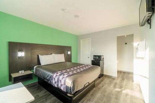 Royal Inn Motel - image 33