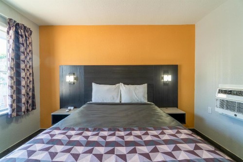 Royal Inn Motel - image 34