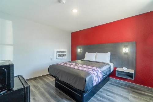 Royal Inn Motel - image 37
