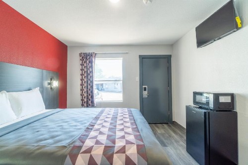 Royal Inn Motel - image 38