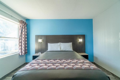 Royal Inn Motel - image 40