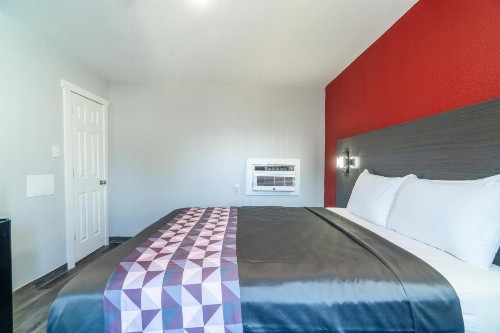 Royal Inn Motel - image 41