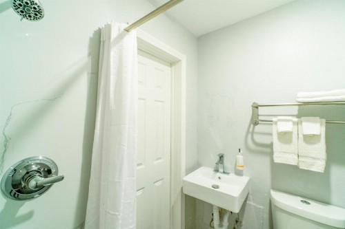 Royal Inn Motel - image 44
