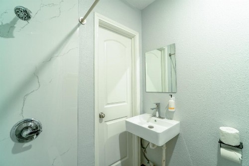 Royal Inn Motel - image 45