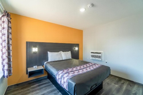 Royal Inn Motel - image 50