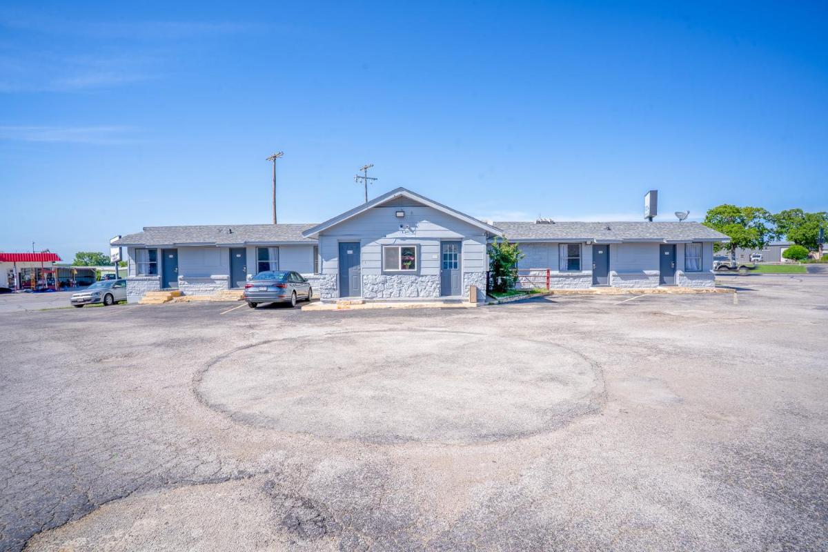 Royal Inn Motel - image 7