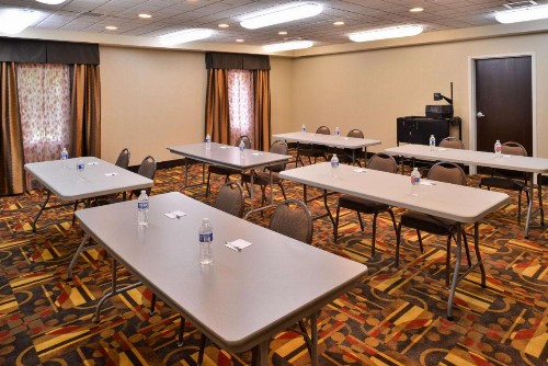 Hampton Inn Steubenville - image 10