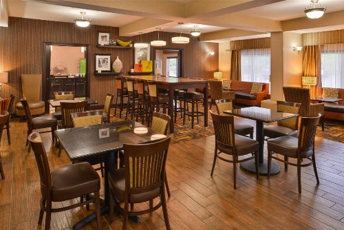 Hampton Inn Steubenville - image 11