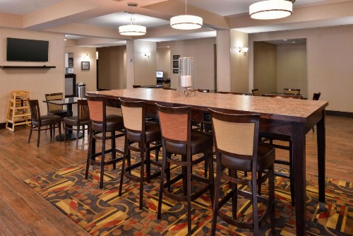 Hampton Inn Steubenville - image 8