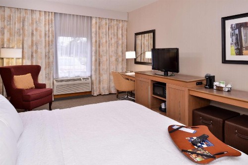 Hampton Inn Steubenville - image 9