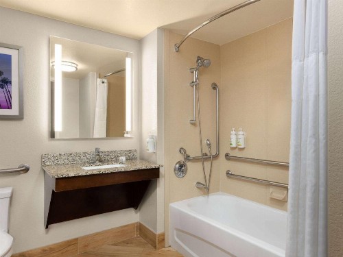 La Quinta by Wyndham Santa Clarita - Valencia - image 10