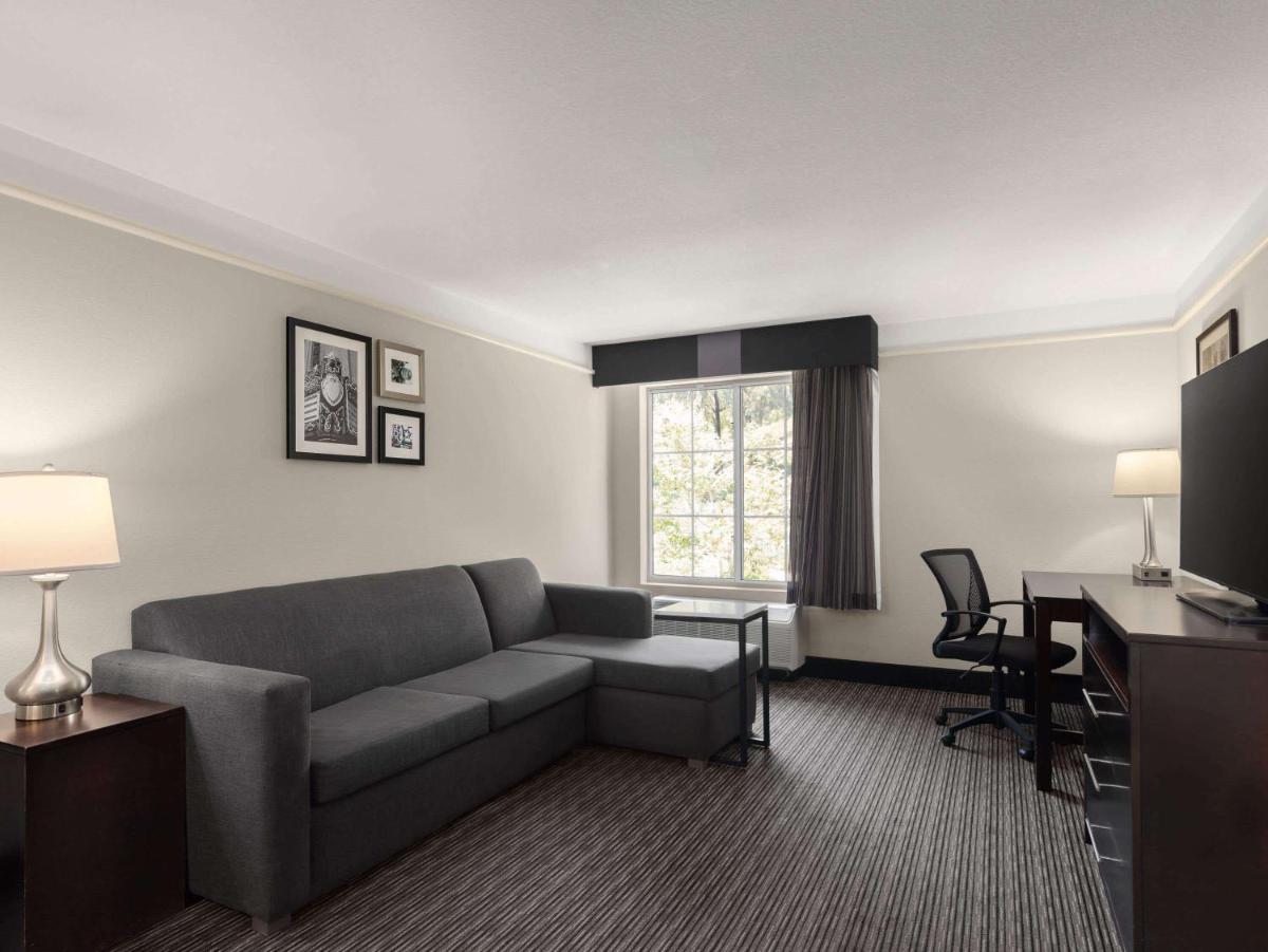 La Quinta by Wyndham Santa Clarita - Valencia - image 2