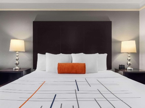 La Quinta by Wyndham Santa Clarita - Valencia - image 3