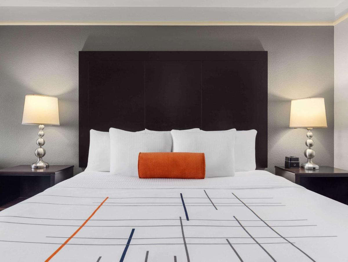 La Quinta by Wyndham Santa Clarita - Valencia - image 3