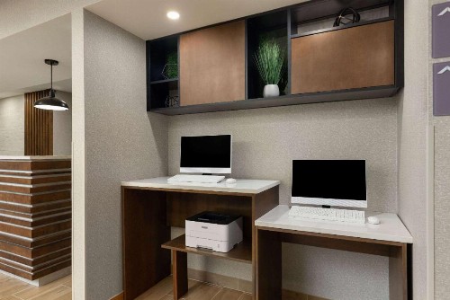La Quinta by Wyndham Santa Clarita - Valencia - image 6