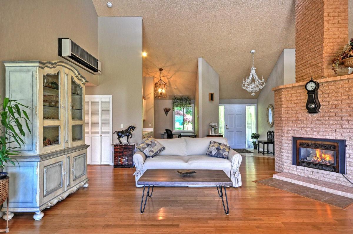 Ann's Aerie Home with Gorgeous Views and Special Rates! - image 5