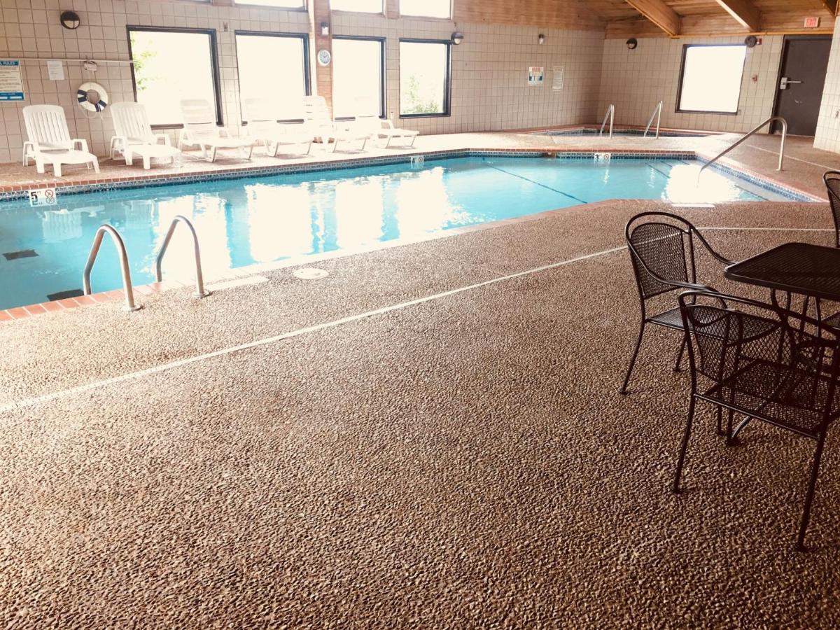 Regency Inn and Suites - image 4