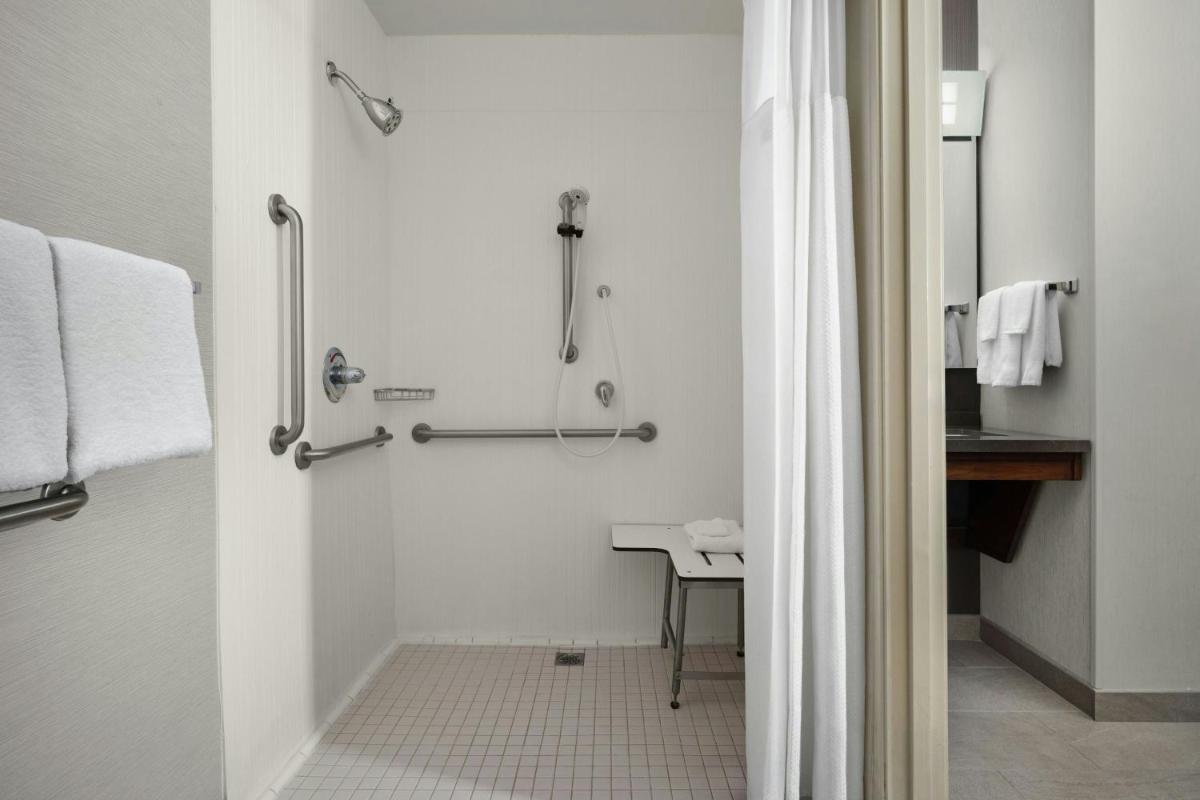 Courtyard by Marriott Stockton - image 4