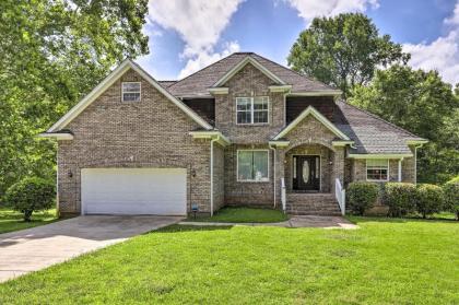 Stone Mountain Creekside Home 11 Mi to Dtwn!