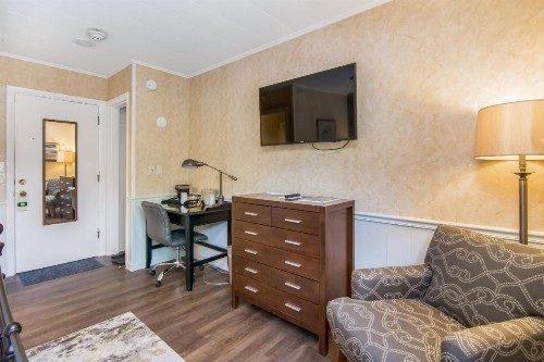 Grey Fox Inn - image 19