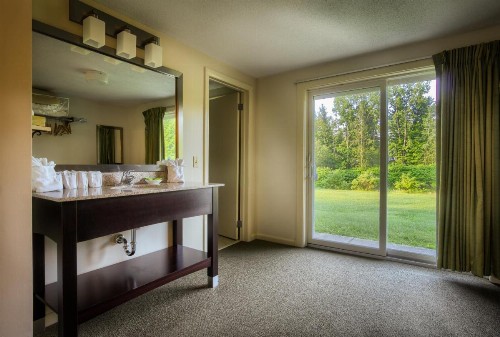 Sun & Ski Inn and Suites - image 33
