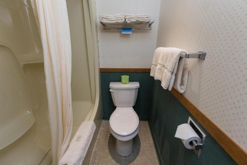Commodores Inn - image 13