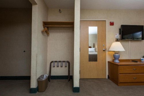 Commodores Inn - image 14