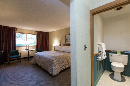 Commodores Inn - image 2